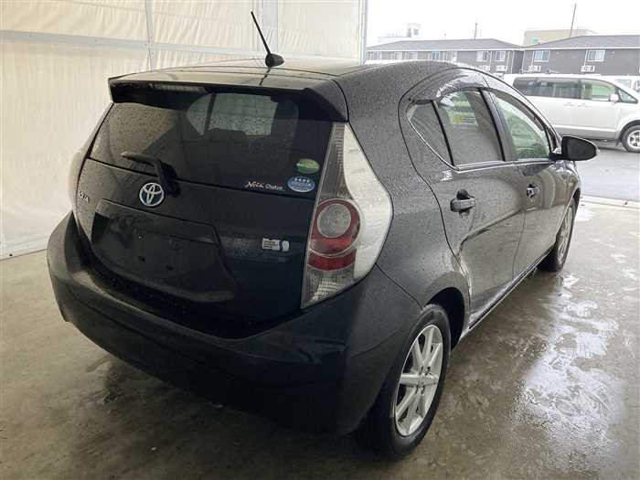 2013 Toyota Aqua DAA-NHP10 (UW-69ad00159c405)[1]