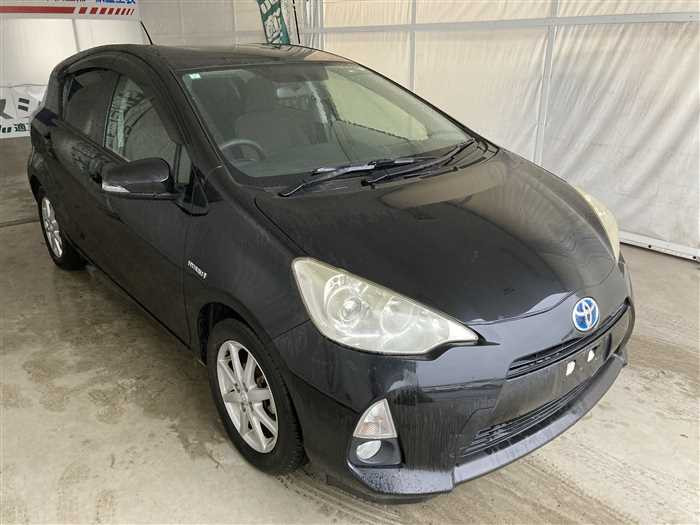 2013 Toyota Aqua DAA-NHP10 (UW-69ad00159c405)[2]