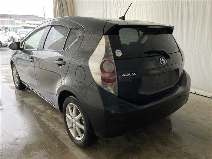2013 Toyota Aqua DAA-NHP10 (UW-69ad00159c405)[3]