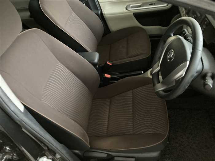 2013 Toyota Aqua DAA-NHP10 (UW-69ad00159c405)[9]