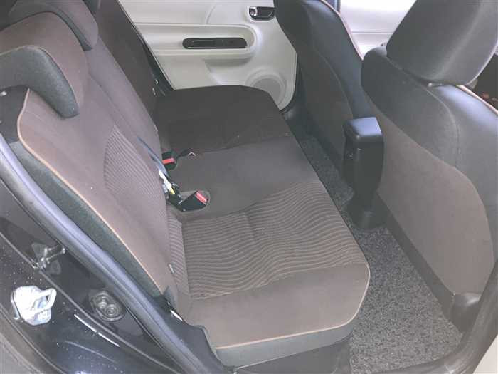 2013 Toyota Aqua DAA-NHP10 (UW-69ad00159c405)[10]