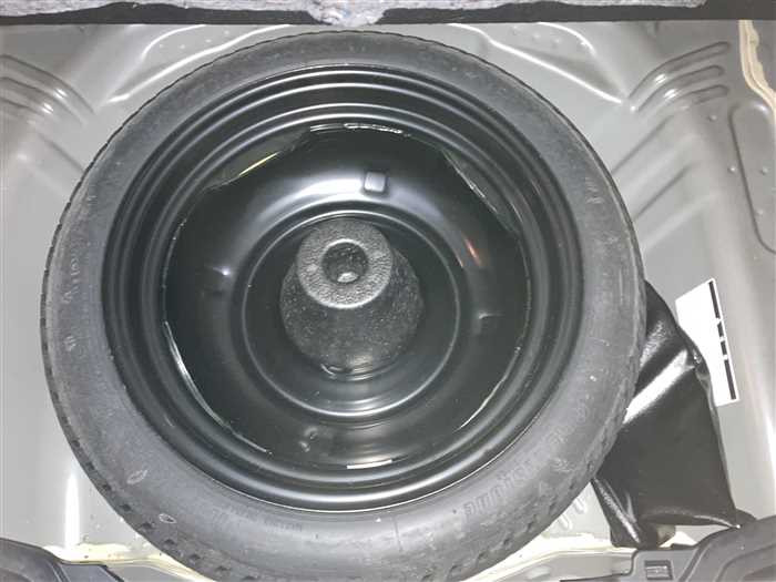 2013 Toyota Aqua DAA-NHP10 (UW-69ad00159c405)[12]