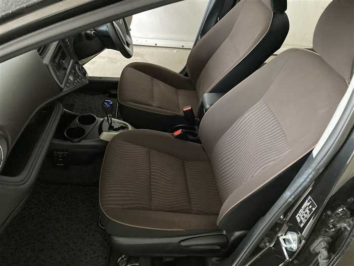 2013 Toyota Aqua DAA-NHP10 (UW-69ad00159c405)[14]