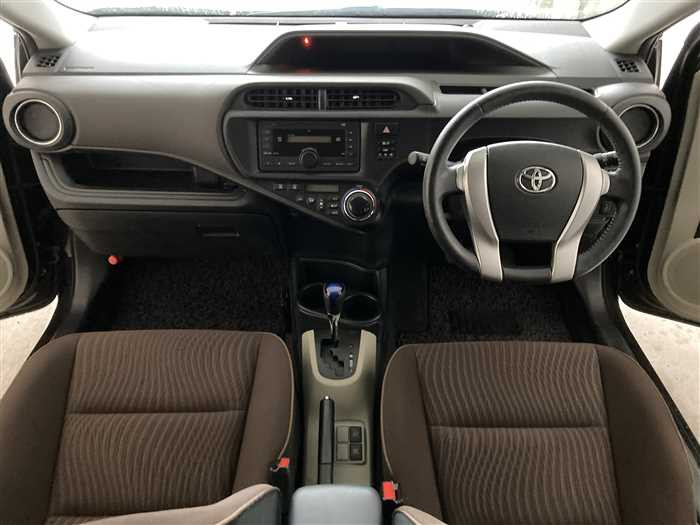 2013 Toyota Aqua DAA-NHP10 (UW-69ad00159c405)[15]