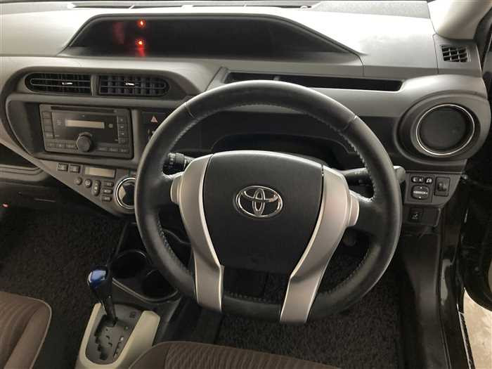 2013 Toyota Aqua DAA-NHP10 (UW-69ad00159c405)[16]