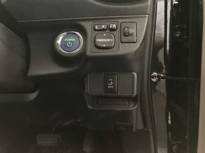 2013 Toyota Aqua DAA-NHP10 (UW-69ad00159c405)[17]