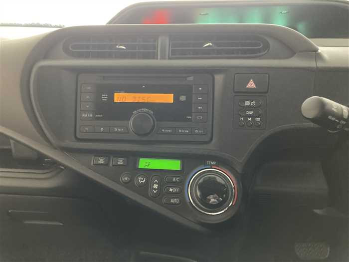 2013 Toyota Aqua DAA-NHP10 (UW-69ad00159c405)[18]