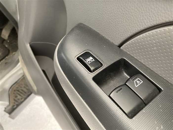 2020 Nissan NV350 Caravan CBF-VR2E26 (UW-69ad001844e94)[17]