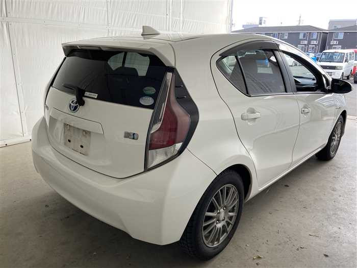 2015 Toyota Aqua DAA-NHP10 (UW-69ad00045fe1b)[1]