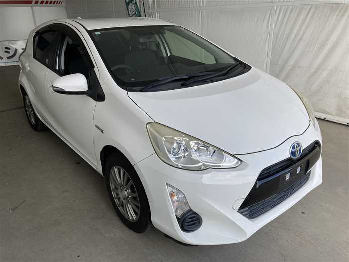 2015 Toyota Aqua DAA-NHP10 (UW-69ad00045fe1b)[2]