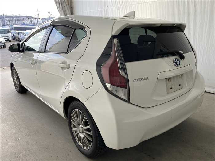 2015 Toyota Aqua DAA-NHP10 (UW-69ad00045fe1b)[3]