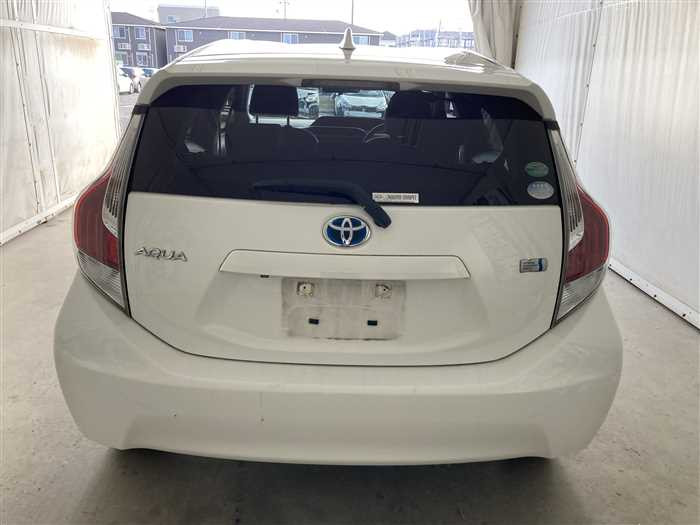 2015 Toyota Aqua DAA-NHP10 (UW-69ad00045fe1b)[5]