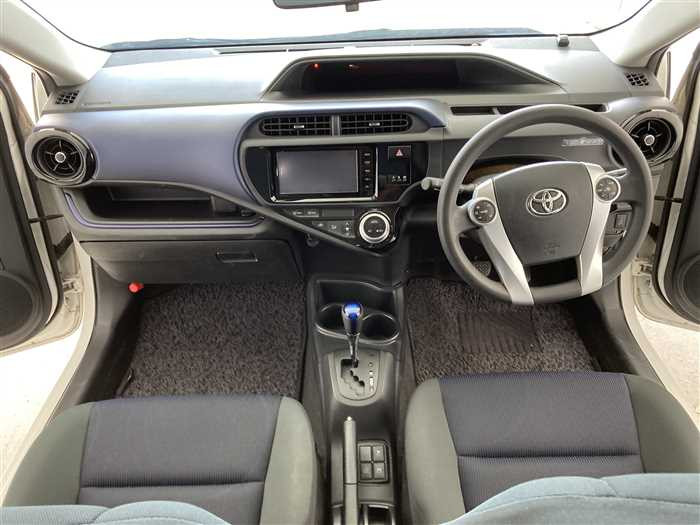 2015 Toyota Aqua DAA-NHP10 (UW-69ad00045fe1b)[15]