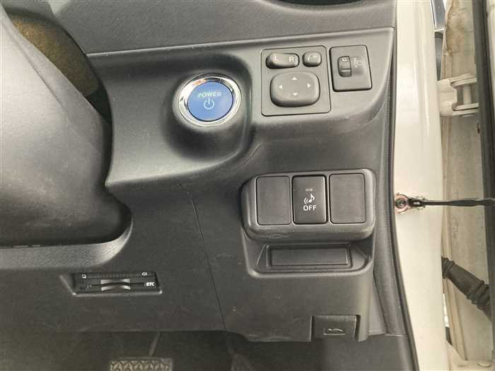 2015 Toyota Aqua DAA-NHP10 (UW-69ad00045fe1b)[17]