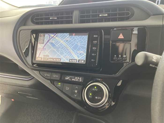 2015 Toyota Aqua DAA-NHP10 (UW-69ad00045fe1b)[18]