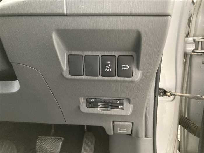 2012 Toyota Prius alpha DAA-ZVW41W (UW-69b2791410d9c)[17]