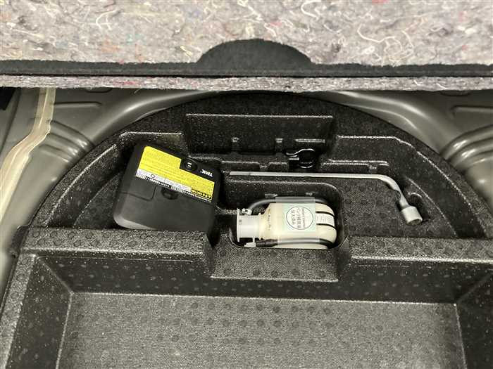 2017 Toyota Vitz DAA-NHP130 (UW-69b27915a41d2)[12]