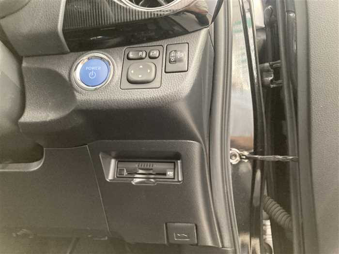 2017 Toyota Vitz DAA-NHP130 (UW-69b27915a41d2)[17]