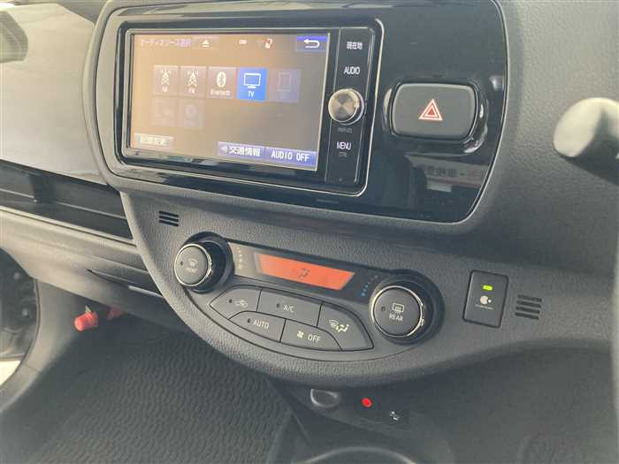 2017 Toyota Vitz DAA-NHP130 (UW-69b27915a41d2)[19]