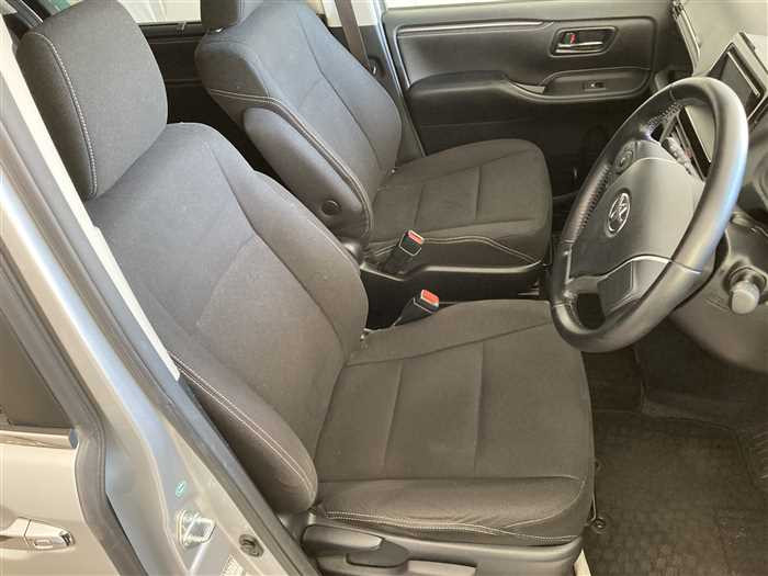 2016 Toyota Esquire DAA-ZWR80G (UW-69b279160e32d)[9]