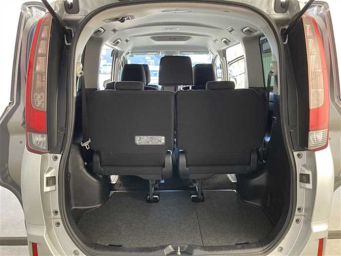 2016 Toyota Esquire DAA-ZWR80G (UW-69b279160e32d)[12]