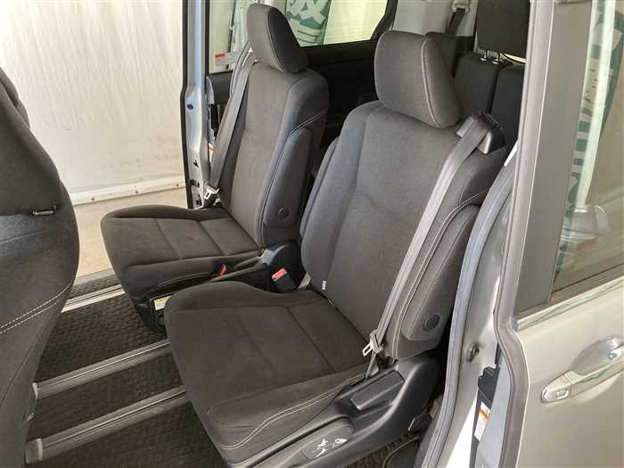 2016 Toyota Esquire DAA-ZWR80G (UW-69b279160e32d)[15]