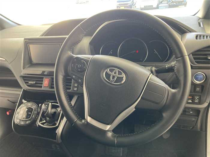 2016 Toyota Esquire DAA-ZWR80G (UW-69b279160e32d)[18]