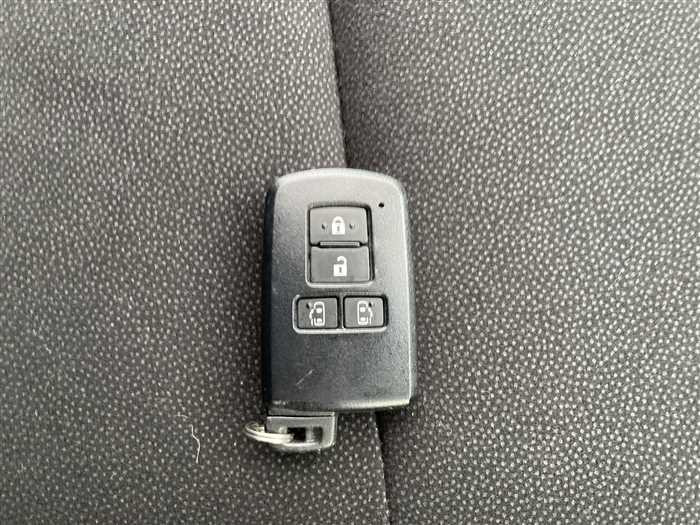 2016 Toyota Esquire DAA-ZWR80G (UW-69b279160e32d)[25]