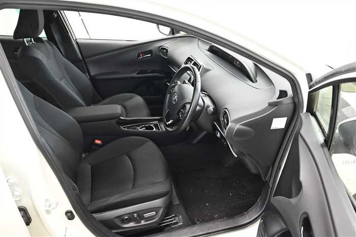 2020 Toyota Prius DAA-ZVW51 (UW-69d9fa01279e1)[6]