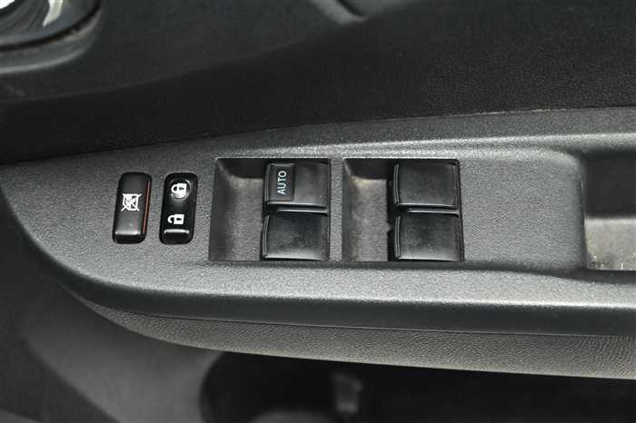 2012 Toyota Ractis DBA-NSP120 (UW-69d9fa021a7ef)[12]