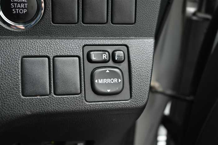 2012 Toyota Ractis DBA-NSP120 (UW-69d9fa021a7ef)[14]