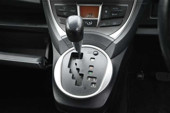 2012 Toyota Ractis DBA-NSP120 (UW-69d9fa021a7ef)[17]