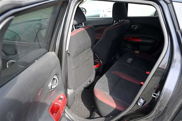 2011 Nissan JUKE CBA-NF15 (UW-69d9fa074a507)[14]