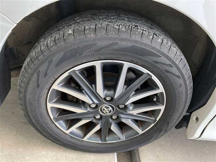 2017 Toyota Noah DBA-ZRR80W (UW-69d9fa0822b2a)[9]