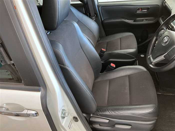 2017 Toyota Noah DBA-ZRR80W (UW-69d9fa0822b2a)[10]