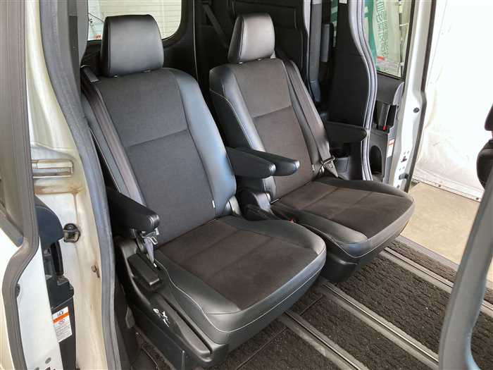 2017 Toyota Noah DBA-ZRR80W (UW-69d9fa0822b2a)[11]