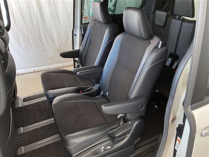 2017 Toyota Noah DBA-ZRR80W (UW-69d9fa0822b2a)[16]