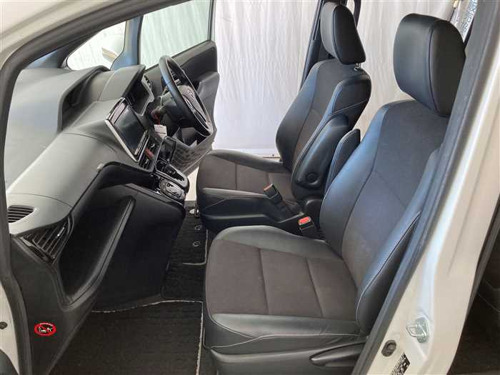 2017 Toyota Noah DBA-ZRR80W (UW-69d9fa0822b2a)[17]