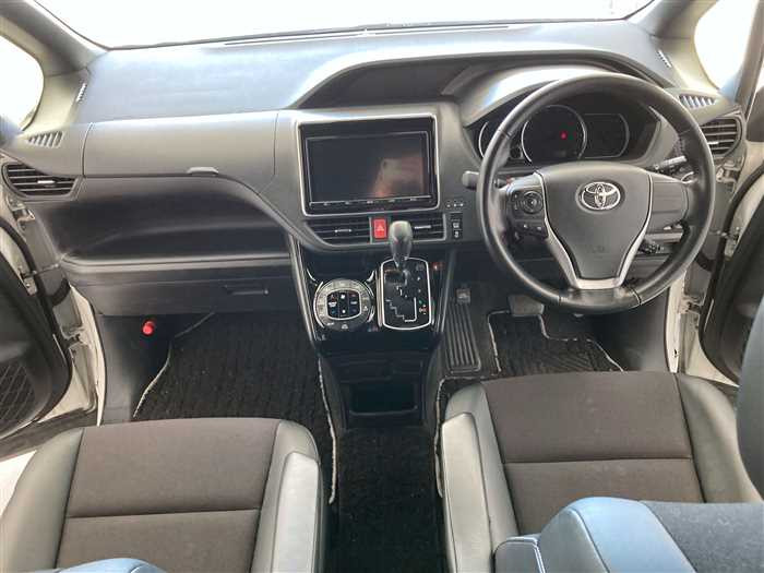 2017 Toyota Noah DBA-ZRR80W (UW-69d9fa0822b2a)[18]