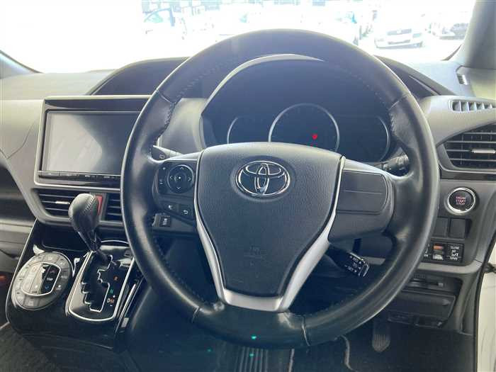 2017 Toyota Noah DBA-ZRR80W (UW-69d9fa0822b2a)[19]