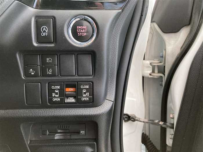 2017 Toyota Noah DBA-ZRR80W (UW-69d9fa0822b2a)[20]