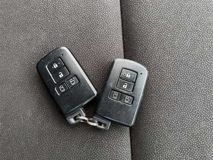 2017 Toyota Noah DBA-ZRR80W (UW-69d9fa0822b2a)[25]