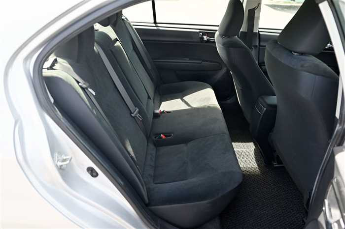 2018 Toyota Corolla Axio DBA-NRE161 (UW-69d9fa091903e)[11]