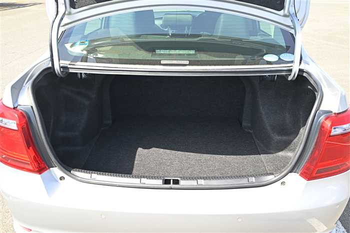 2018 Toyota Corolla Axio DBA-NRE161 (UW-69d9fa091903e)[12]