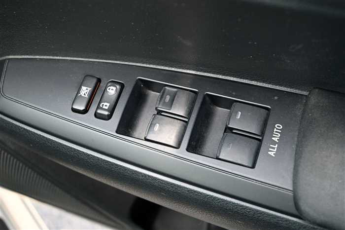 2018 Toyota Corolla Axio DBA-NRE161 (UW-69d9fa091903e)[16]