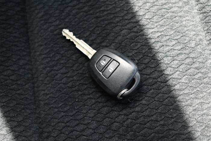 2018 Toyota Corolla Axio DBA-NRE161 (UW-69d9fa091903e)[17]