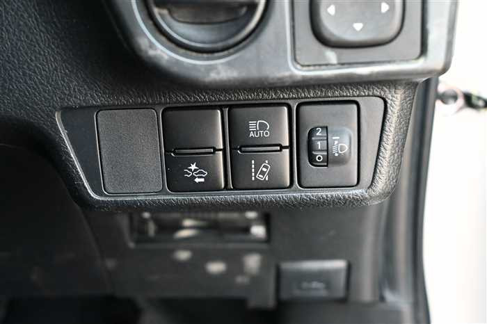 2018 Toyota Corolla Axio DBA-NRE161 (UW-69d9fa091903e)[18]