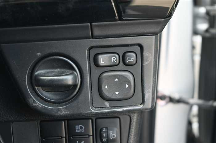 2018 Toyota Corolla Axio DBA-NRE161 (UW-69d9fa091903e)[19]