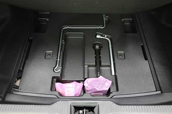 2019 Toyota Crown Hybrid 6AA-AZSH20 (UW-69d9fa0b323b7)[10]