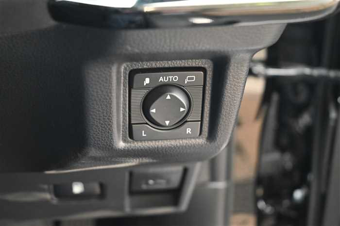 2019 Toyota Crown Hybrid 6AA-AZSH20 (UW-69d9fa0b323b7)[14]